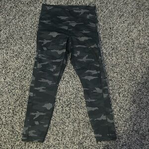 NWOT. Woman’s Athleta ultimate Camo 7/8 tight. Size M.